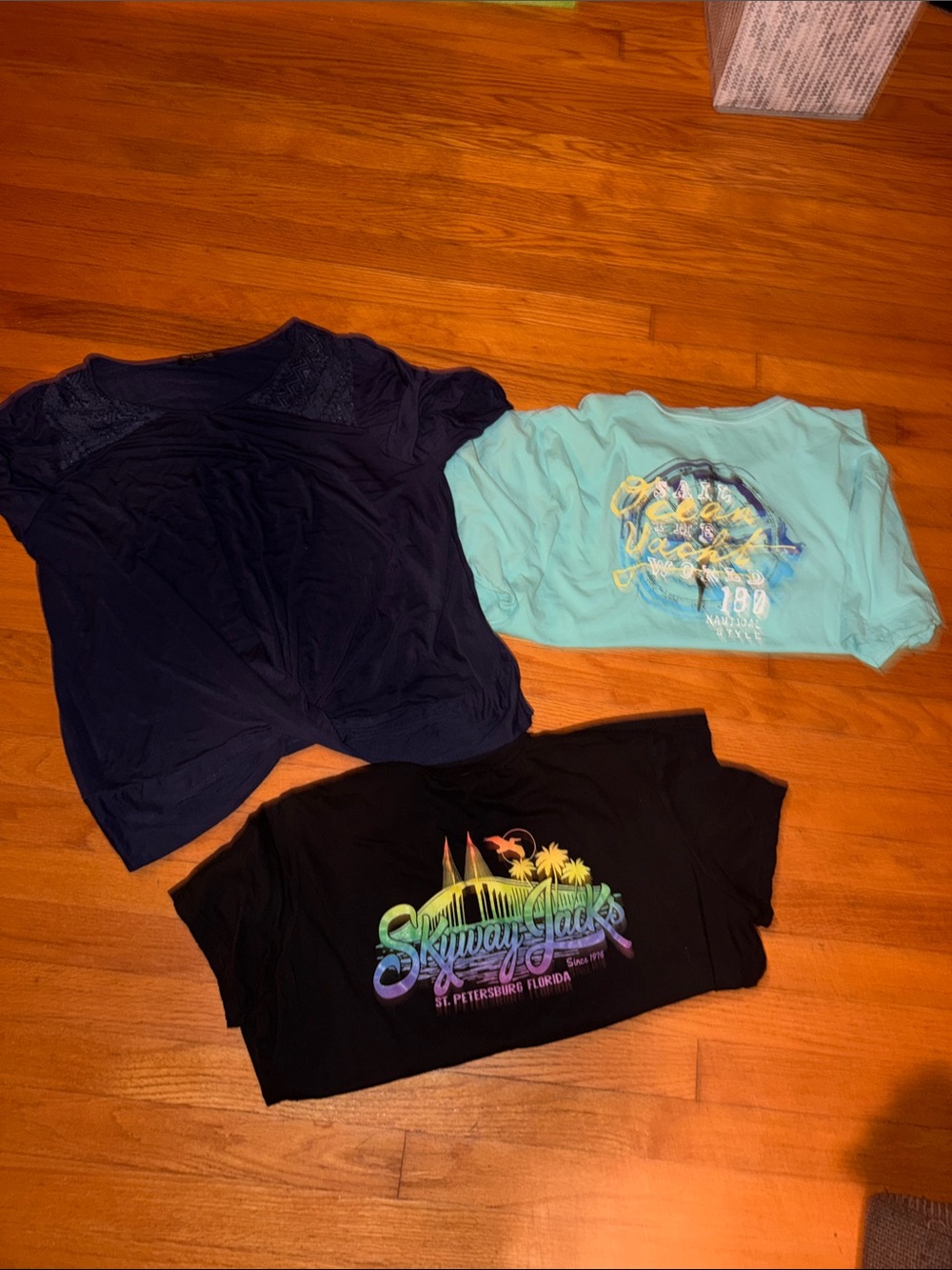 Women’s bundle of XL shirts, blue blouse and T-Shirts with Colorful print